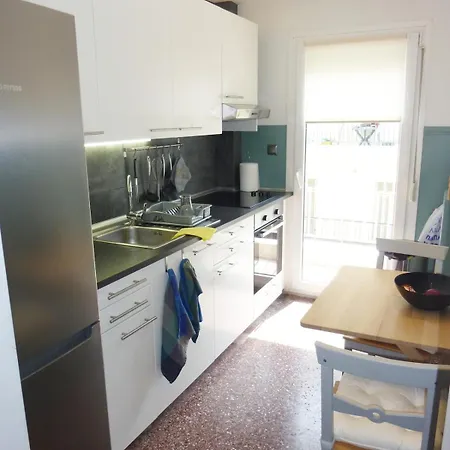 Modern Style Apartment,central Thessaloniki, 100qm Salonicco